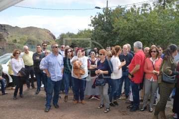 Emotivo acto de descubrimiento de la placa del pasaje que recuerda al periodista Adolfo Santana en Cernícalos (Foto TA)